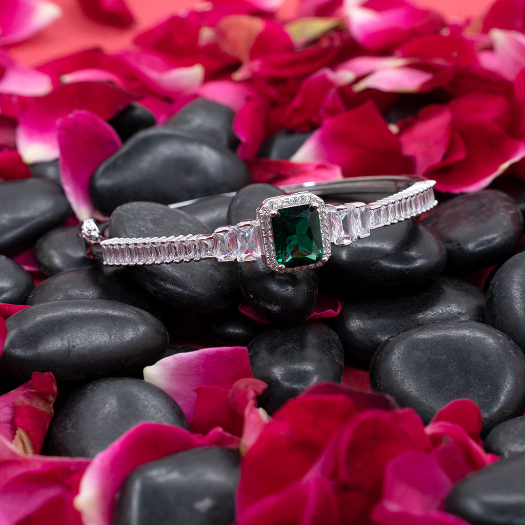 Silver Bracelet featuring Elegance of Emerald Stones