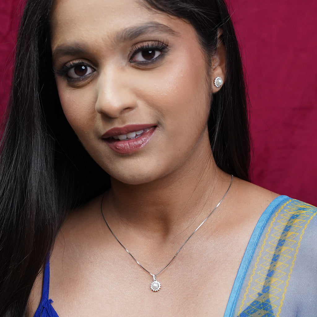 Silver Pendant Set with Soft Glow Pearl