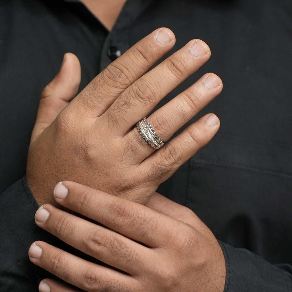 Silver Ring featuring Artistic Details & Small Diamond