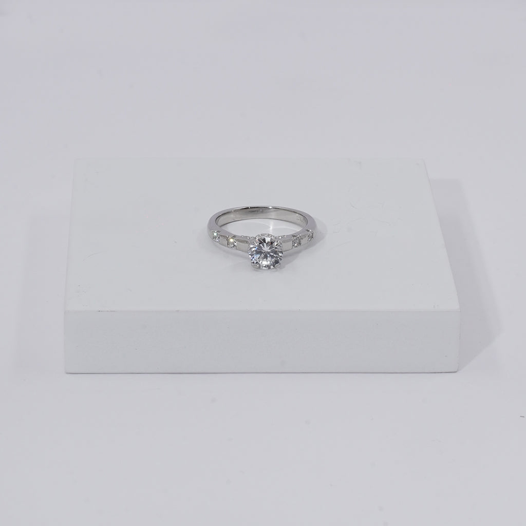 Elegant Silver Ring featuring Sparkling Diamonds