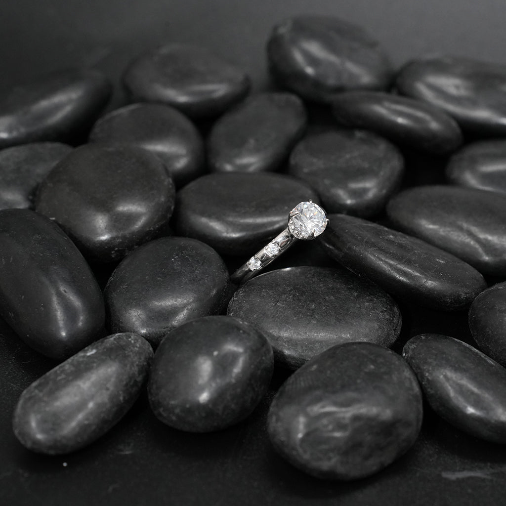 Elegant Silver Ring featuring Sparkling Diamonds