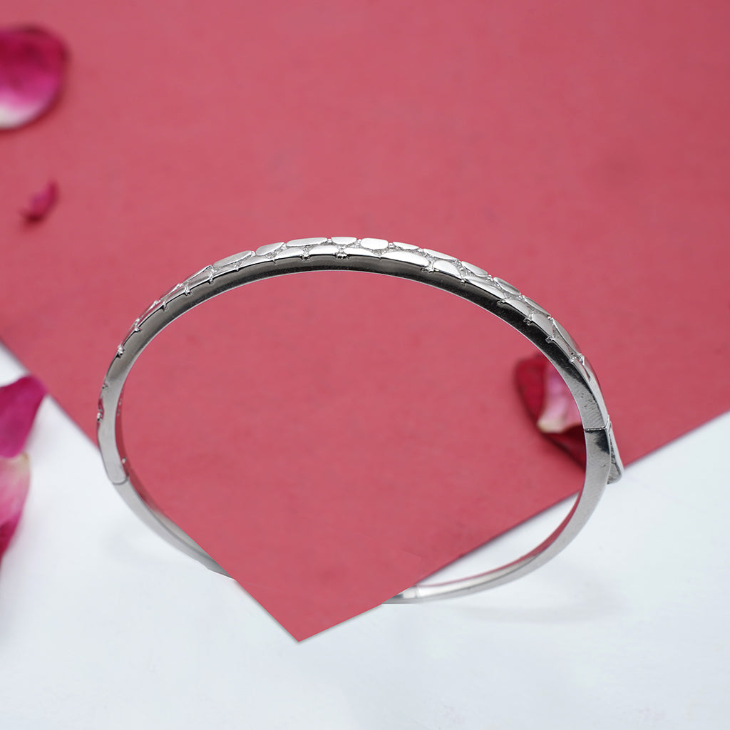 Sleek Designed with Graceful Finish Delicate Silver Bracelet