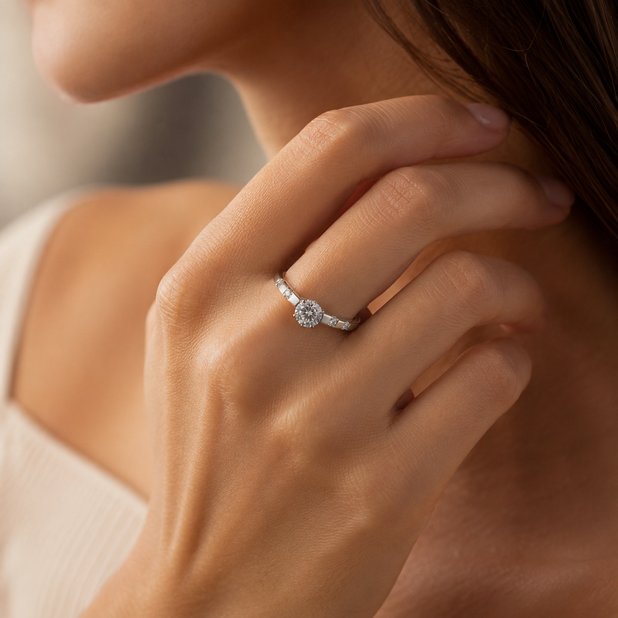 Elegant Silver Ring featuring Sparkling Diamonds