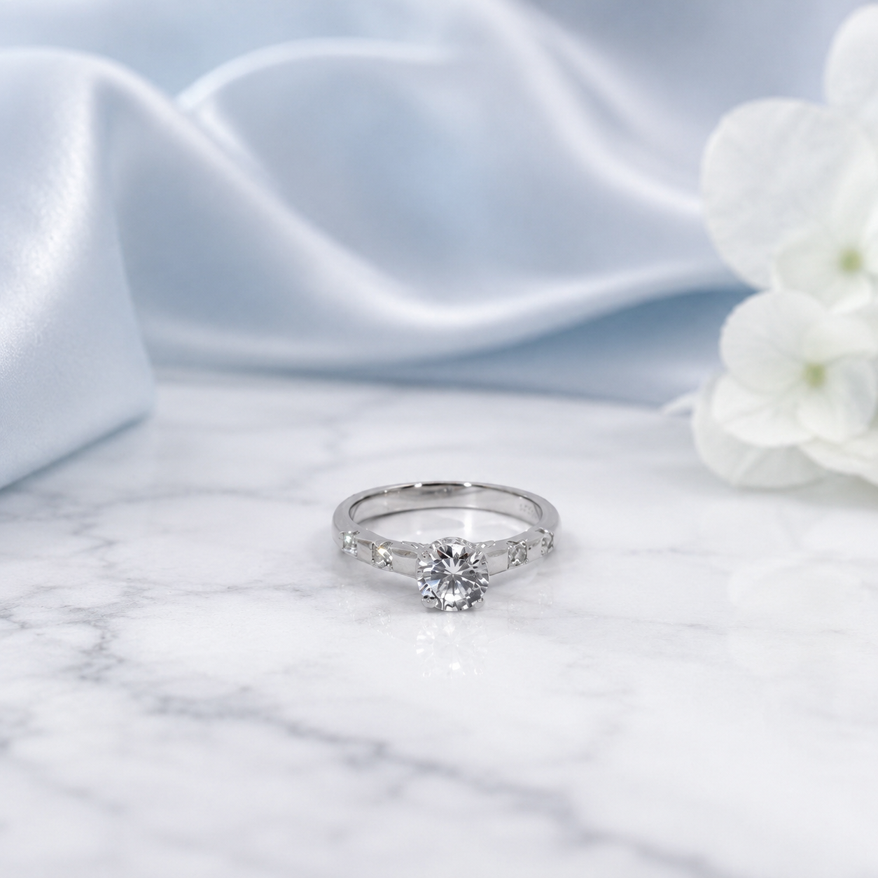 Elegant Silver Ring featuring Sparkling Diamonds