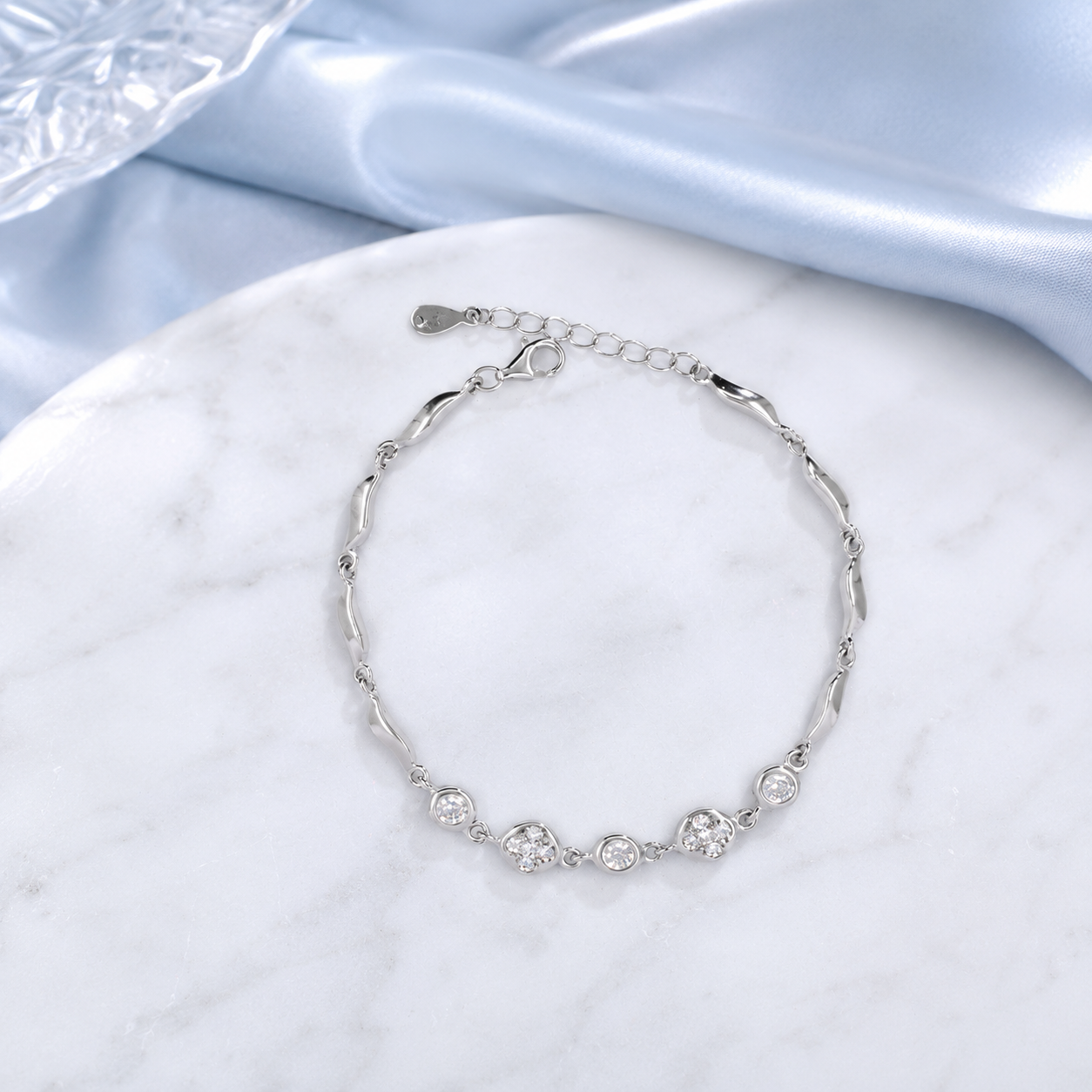 Silver Bracelet With Shimmering Diamonds