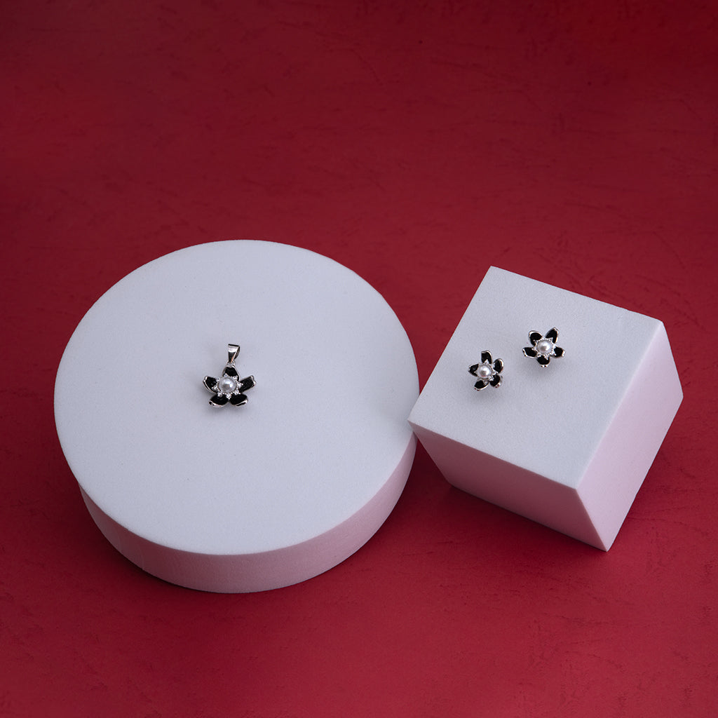 Silver Flower Designed Pendant Set with Black Stones