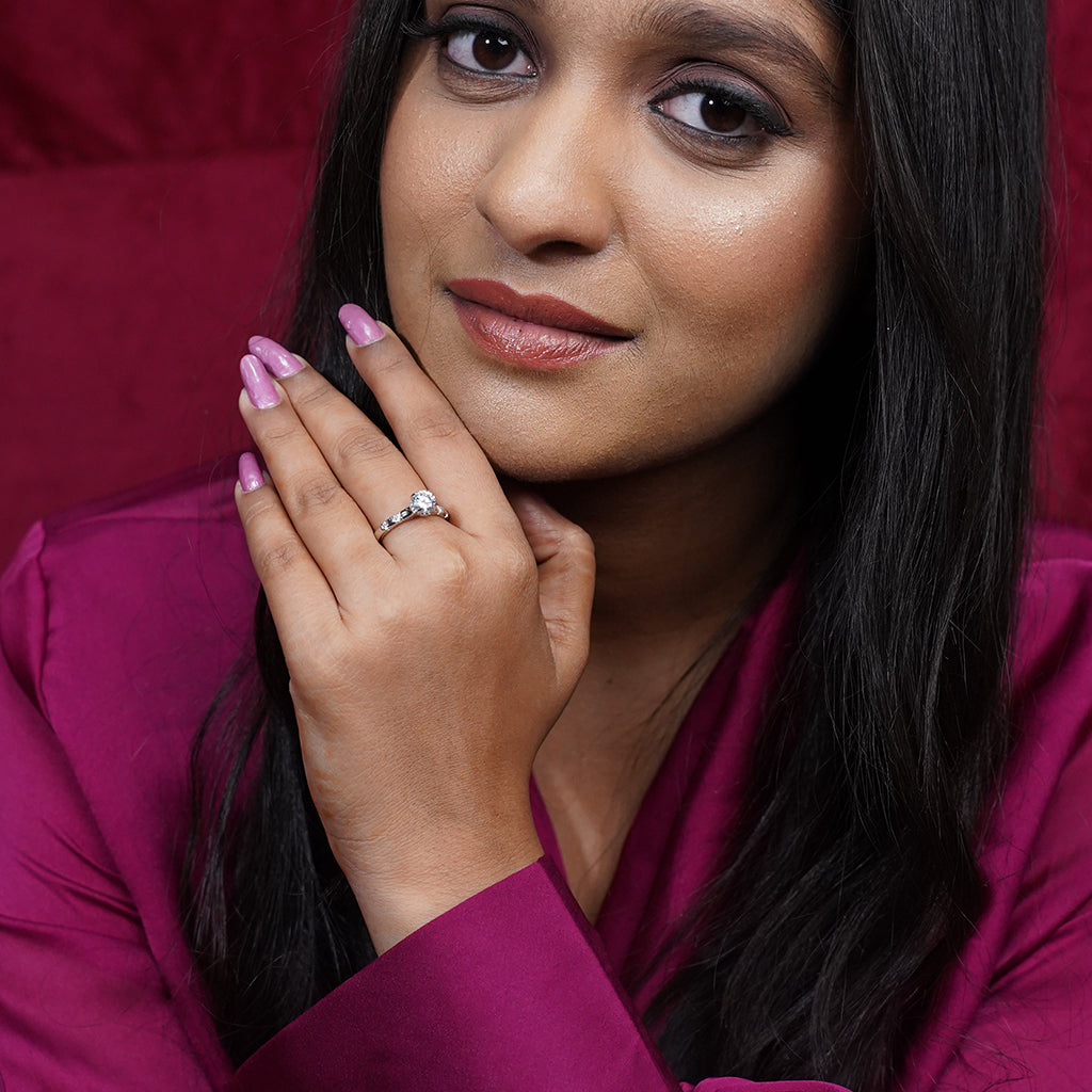 Elegant Silver Ring featuring Sparkling Diamonds