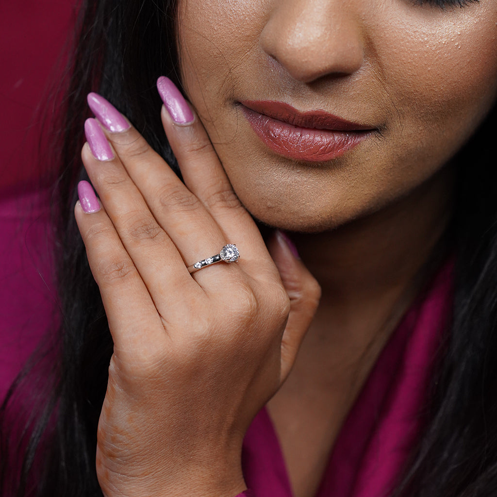 Elegant Silver Ring featuring Sparkling Diamonds